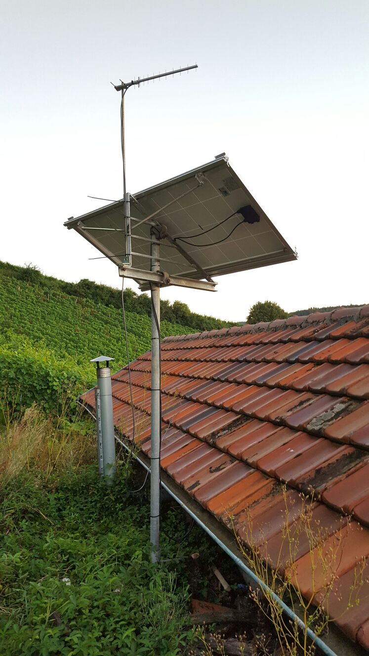 Yagi-Antenne am Mast der Solarzelle